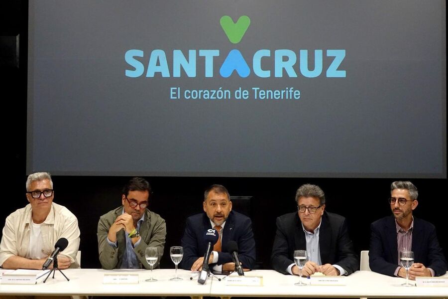 Santa Cruz renueva su compromiso con el sector librero dentro de las Fiestas de Mayo 